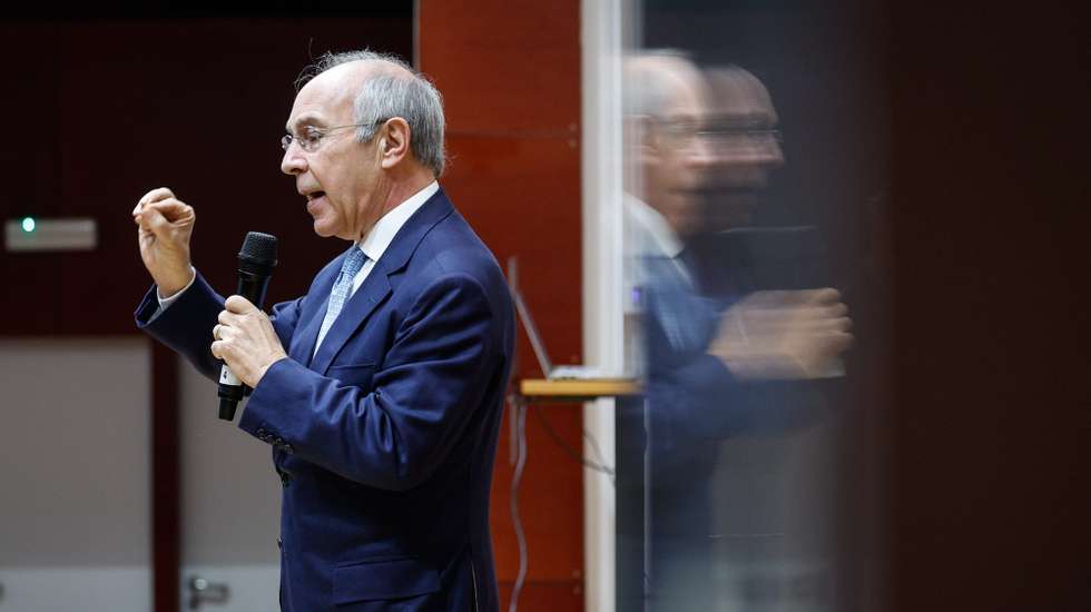 O candidato à Presidência da República, Luís Marques Mendes, discursa na sessão de abertura da convenção "Pensar Portugal", na Faculdade de Direito, em Lisboa, 24 de fevereiro de 2025. Organizada pela SEDES (Associação para o Desenvolvimento Económico e Social) Jovem, a convenção junta lideres, especialistas e jovens para debater os temas mais relevantes da atualidade. ANTÓNIO PEDRO SANTOS/LUSA