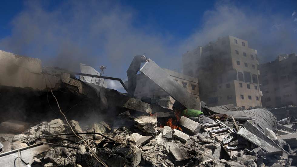 epa11974183 Palestinians inspect a destroyed house after an Israeli airstrike in Gaza City, northern Gaza Strip, 19 March 2025. On 18 March, Israeli forces resumed airstrikes on Gaza ending a ceasefire held in place since 19 January, and killing over 400 people, the Palestinian Ministry of Health in Gaza said.  EPA/HAITHAM IMAD