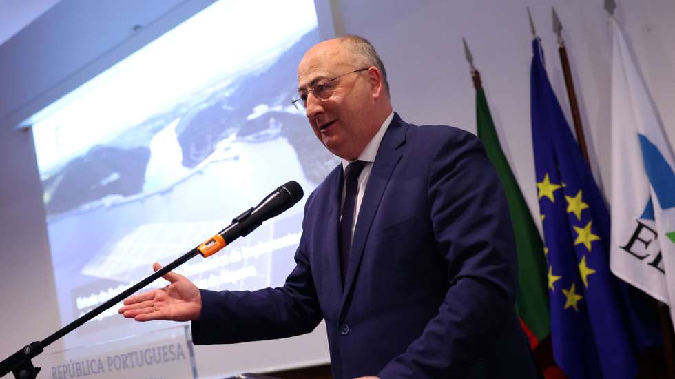 O ministro da Agricultura e Pescas, José Manuel Fernandes, intervém durante a apresentação do Estudo de Avaliação do Impacto Económico da Implementação do Empreendimento de Fins Múltiplos de Alqueva, na sede da Edia, Beja, 25 de março de 2025. NUNO VEIGA/LUSA