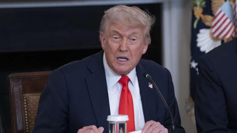 epa12158844 United States President Donald Trump participates in a Roundtable Discussion with members of the Fraternal Order of Police at the White House in Washington, DC, USA, 05 June 2025.  EPA/CHRIS KLEPONIS / POOL