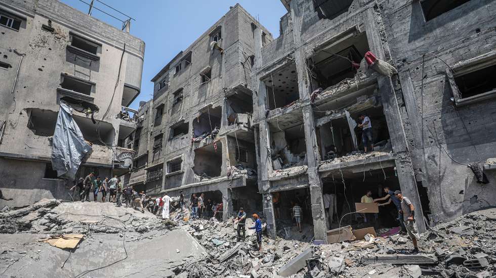 epa12162067 Palestinians search for bodies and survivors among the rubble of a destroyed house following an Israeli airstrike on Al Sabra neighborhood in Gaza City, 07 June 2025. According to the Palestinian Civil Defense in Gaza, at least 15 people were killed and several others were injured after the strike. More than 54,600 Palestinians have been killed in the Gaza Strip, according to the Palestinian Ministry of Health, since Israel launched a military campaign in the strip in response to a cross-border attack led by the Palestinian militant group Hamas on 07 October 2023, in which about 1,200 Israelis were killed and more than 250 taken hostage.  EPA/MOHAMMED SABER