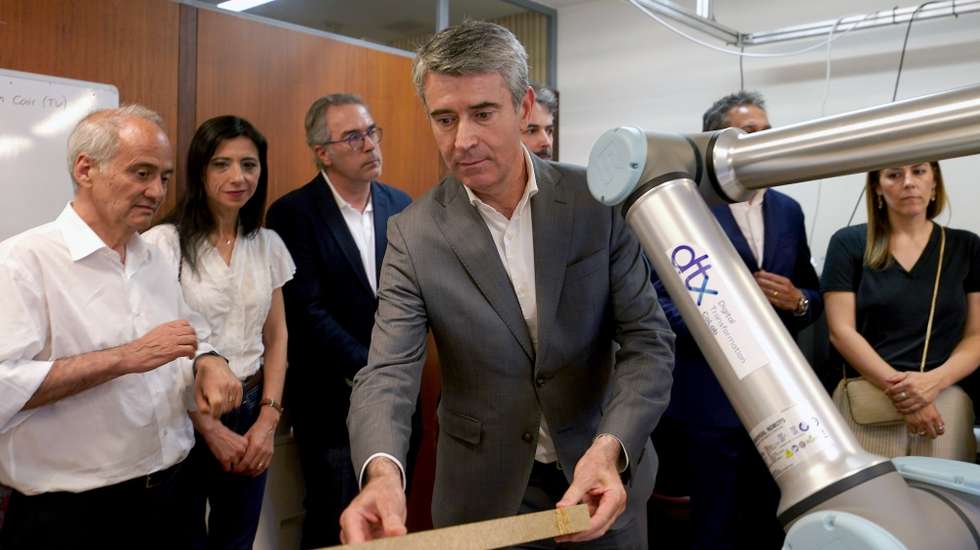 O candidato a secretário-geral do Partido Socialista (PS), José Luís Carneiro, visitou o Laboratório Colaborativo, DTX, no Campus de Azurém Guimarães, 9 de Junho de 2025. HUGO DELGADO/LUSA