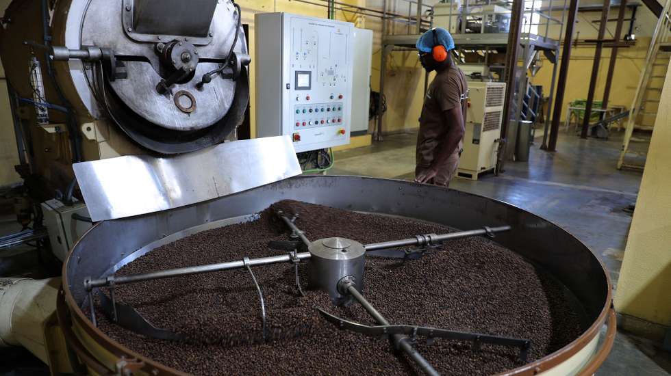 Funcionários embalam caixas de café nas instalações da Angonabeiro, em Luanda, Angola, 03 de abril de 2023. AMPE ROGÉRIO/LUSA