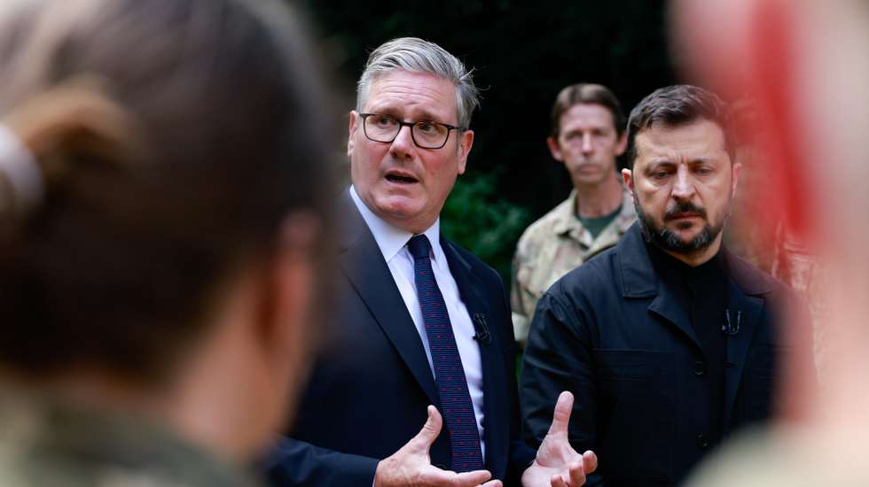 epa12193111 British Prime Minister Keir Starmer (L) speaks next to Ukrainian President Volodymyr Zelensky during a meeting with soldiers from the Operation Interflex at Downing Street, London, Britain, 23 June 2025. Operation Interflex is a British-led multinational military operation training and supporting Ukraine's Armed Forces, which takes place in the UK.  EPA/JASON ALDEN / POOL