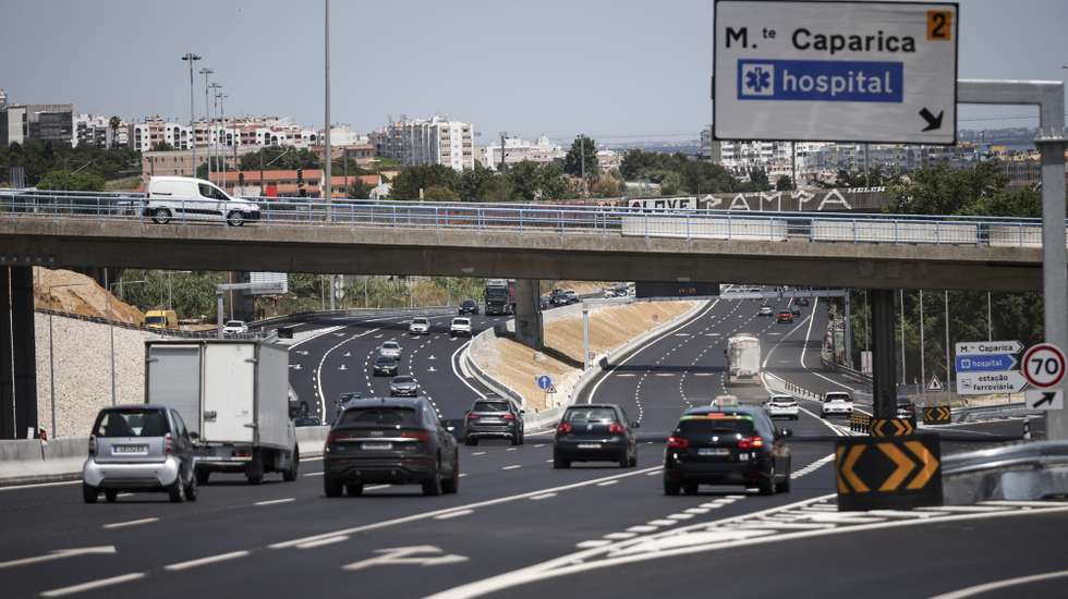 A obra de alargamento do IC20, estrada que liga Almada à Costa da Caparica, no distrito de Setúbal, terminou na noite de segunda-feira, depois de 20 meses de trabalhos, segundo a autarquia, Almada, Setúbal, 6 de junho de 2025. Em comunicado a Câmara Municipal de Almada explica que durante 20 meses foram realizadas várias intervenções com o objetivo de alargar o Itinerário Complementar (IC) 20 de três para quatro vias em cada sentido, entre o Centro Sul e a Faculdade de Ciências e Tecnologia (Caparica), numa extensão de 3,9 quilómetros. CARLOS M. ALMEIDA/LUSA