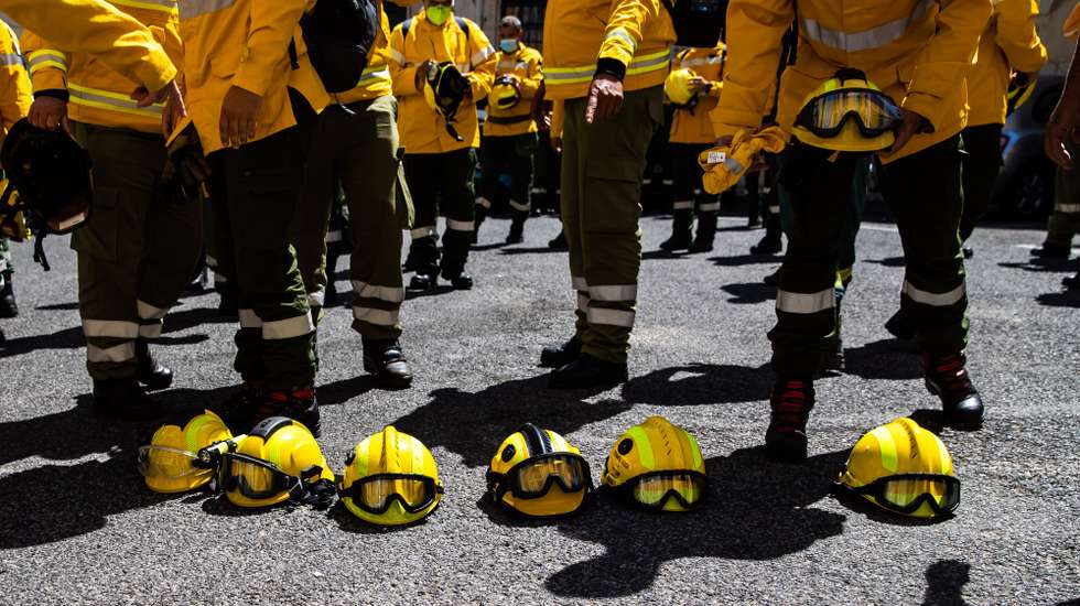 Sapadores florestais durante um protesto que marca o início de uma greve nacional do sector, que reclama melhores condições de trabalho, melhor equipamento e melhores salários, em frente ao Ministério do Ambiente, em Lisboa, 22 de julho de 2021. JOSÉ SENA GOULÃO/LUSA