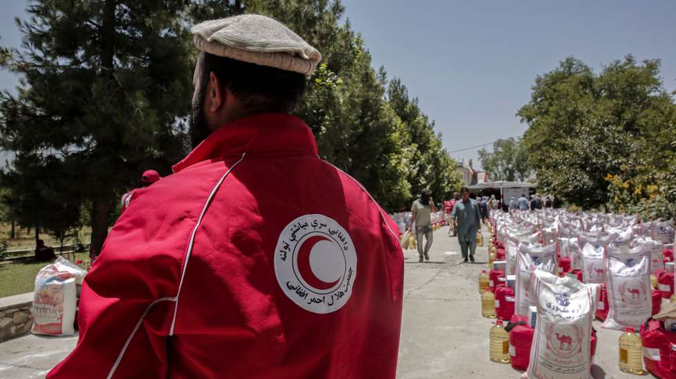 epa12209047 Afghan refugees returning from Iran receive food rations during a ceremony in Kabul, Afghanistan, 01 July 2025. The Afghan Red Crescent, distributed food and non-food items to 200 needy families, including returnees from Iran, in an event attended by officials from the organization and the Silab Charity Foundation. The Afghan Red Cross has urged for increased global aid for returnees, citing the return of over 800,000 Afghans from Iran in the past six months and highlighting the dire conditions faced by these individuals.  EPA/SAMIULLAH POPAL