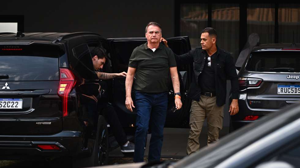 epa12377421 Brazilian former President Jair Bolsonaro (C) larrives at his home in Brasilia, Brazil, 14 September 2025. Bolsonaro returned to house arrest at his residence in Brasilia hours after being admitted to a private hospital for surgery. The former head of state was sentenced by the Supreme Court to 27 years and three months in prison for conspiring against the democratic order following his defeat in the 2022 elections against current President Luiz Inacio Lula da Silva.  EPA/ANDRE BORGES
