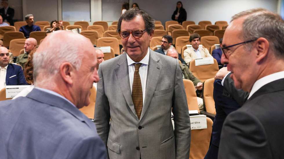 O ministro da Economia e Coesão Territorial, Manuel Castro Almeida, à chegada para a sessão de assinatura de contratos de financiamento de 37 projetos turísticos, no âmbito da Linha+Interior Turismo. Os projetos apoiados abrangem áreas como a requalificação de empreendimentos, a transformação digital, a criação de experiências inovadoras e a valorização do património, na Comissão de Coordenação e Desenvolvimento Regional Centro, Coimbra, 22 de setembro de 2025. PAULO NOVAIS/LUSA