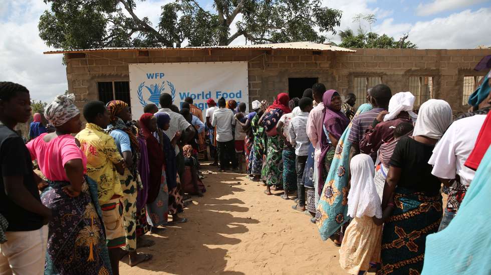 Deslocados fazem fila para receberem a ajuda das agências humanitárias, a primeira do grupo em dias, após fugir dos ataques terroristas em aldeias do distrito de Chiúre, em Cabo Delgado, Moçambique, 29 de julho de 2025. LUÍSA NHANTUMBO/LUSA