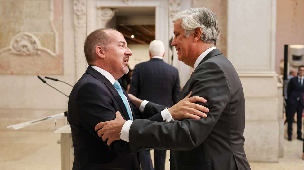 O novo governador do Banco de Portugal (BdP), Álvaro Santos Pereira (E), é cumprimentado pelo seu antecessor, Mário Centeno (D), na cerimónia de apresentação pública no Museu do Dinheiro, em Lisboa, 06 de outubro de 2025. JOÃO RELVAS/LUSA