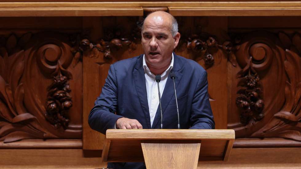 O deputado da CDU e secretário-geral do partido Comunista Português (PCP), Paulo Raimundo, intervém na sessão plenária sobre o Orçamento do Estado para 2026 (OE2026), na Assembleia da República, em Lisboa, 28 de outubro de 2025. A Assembleia da República continua hoje a debater em plenário a proposta do Governo de Orçamento do Estado para 2026. MIGUEL A. LOPES/LUSA