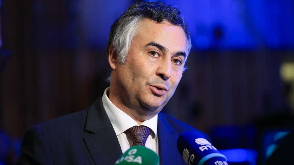Fernando Alexandre, ministro da Educação, Ciência e Inovação, fala com a comunicação social durante o encerramento da 10.ª Edição do Fórum INESC TEC do Outono, na Casa da Música, no Porto, 17 de Novembro de 2025. ESTELA SILVA/LUSA