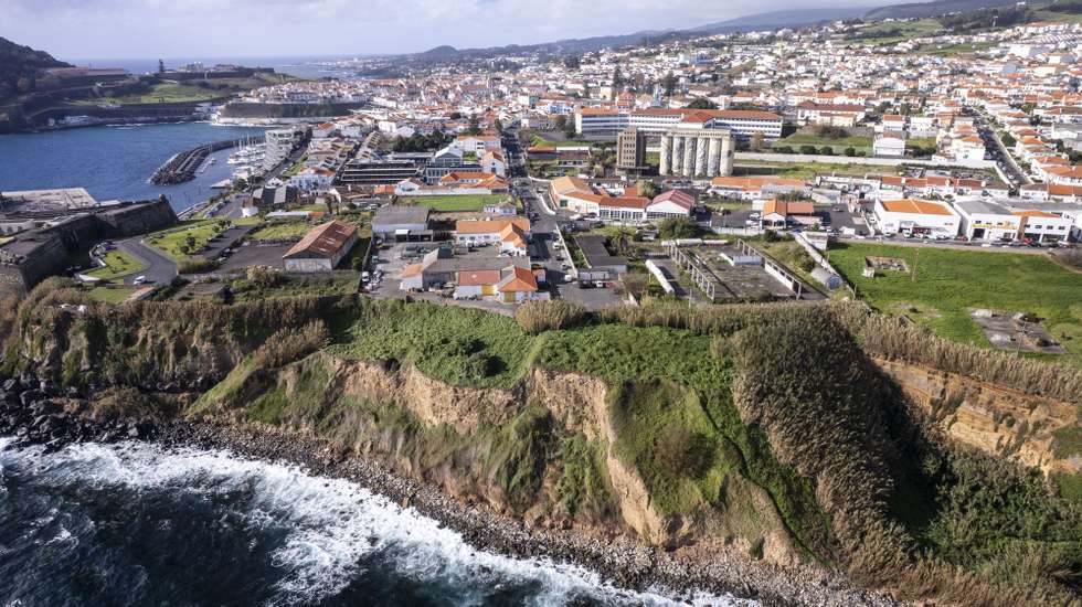 Baía das Águas, em Angra do Heroísmo, nos Açores, onde foram depositadas toneladas de destroços do sismo de 1980, que deixou milhares de pessoas desalojadas na ilha Terceira, Angra do Heroísmo, Terceira, Açores, Portugal, 30 de dezembro de 2024. (ACOMPANHA TEXTO DO DIA 31 DE DEZEMBRO DE 2024) ANTÓNIO ARAÚJO/LUSA