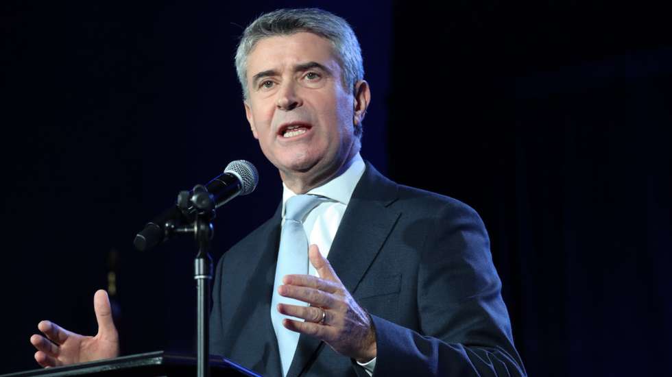 O secretário-geral, José Luís Carneiro, discursa durante o encontro com membros da comunidade portuguesa, entre os quais empresários, deputados federais e dirigentes associativos, Toronto, Canadá, 22 de novembro de 2025. SÉRGIO MOURATO/LUSA
