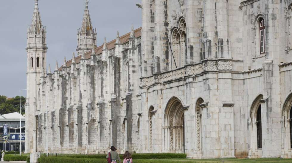 Uma turista é surpreendida pela greve de trabalhadores dos museus e monumentos nacionais, em frente ao Mosteiro dos Jerónimos, em Lisboa, 15 de agosto de 2025. Convocada pela Federação Nacional dos Sindicatos dos Trabalhadores em Funções Públicas e Sociais, o protesto visa exigir a "justa compensação" do trabalho prestado em dias feriados e também do trabalho suplementar. ANTÓNIO PEDRO SANTOS/LUSA