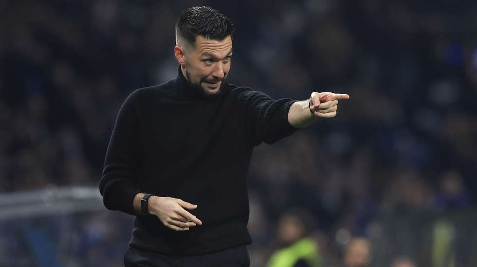 epa12617453 FC Porto's head coach Francesco Farioli reacts during the Portuguese First League soccer match between FC Porto and AVS held at the Dragao stadium in Porto, Portugal, 29 December 2025.  EPA/ESTELA SILVA