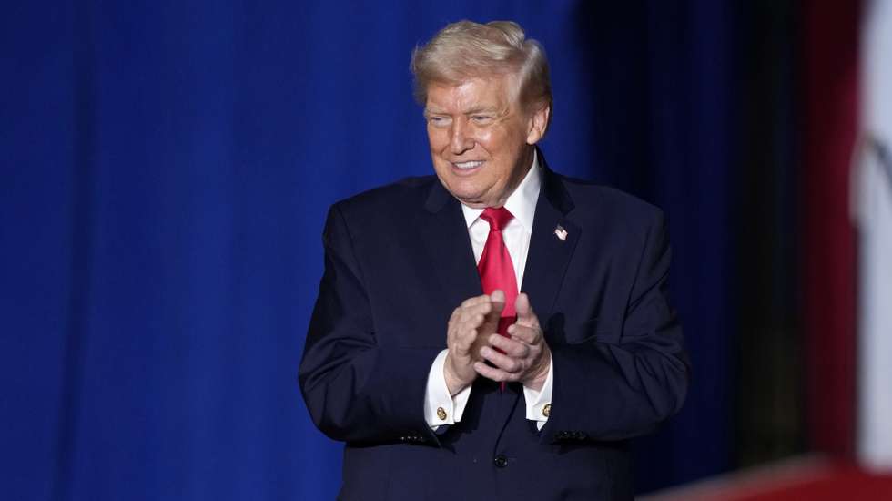 epa12686256 US President Donald J. Trump arrives to deliver a speech on the economy, at the Horizon Events Center in Clive, Iowa, USA, 27 January 2026. Ahead of the midterm elections, the White House chief of staff said President Trump will hold events across the United States to tout his domestic policy successes.  EPA/MATTHEW PUTNEY