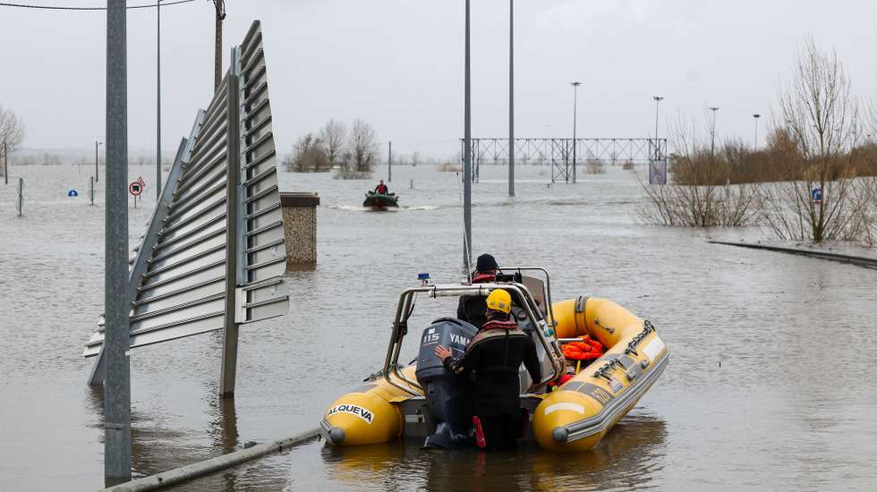 Elementos da proteção civil transportam agricultores de barco nos campos e instalações agrícolas inundadas pela água do Mondego devido ao rebentamento do dique em Coimbra, em Montemor-o-Velho, 12 de fevereiro de 2026. Dezasseis pessoas morreram em Portugal na sequência da passagem das depressões Kristin, Leonardo e Marta, que provocaram também muitas centenas de feridos e desalojados. PAULO NOVAIS/LUSA