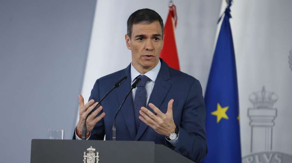 epa12836278 Spanish Prime Minister Pedro Sanchez addresses the media after an extraordinary Cabinet meeting at Moncloa Palace in Madrid, Spain, 20 March 2026, to announce that the government has approved an economic plan worth 5 billion euros to mitigate the effects of inflation in the country caused by the Iran war.  EPA/Javier Lizón