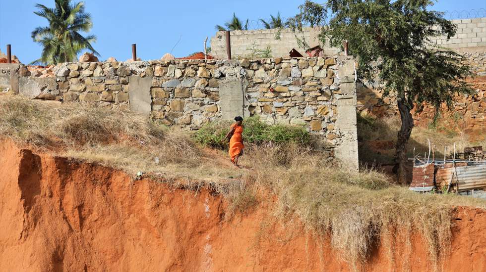 No bairro de Mahate, arredores de Pemba, dezenas de famílias deslocadas dos ataques terroristas em Cabo Delgado, norte de Moçambique, vivem um novo drama: Uma gigantesca vala de 500 metros cresce todos os anos, engolindo as casas, em Pemba, província de Cabo Delgado, Moçambique, 30 de julho de 2025. (ACOMPANHA TEXTO DA LUSA DO DIA 18 DE AGOSTO DE 2025). LUÍSA NHANTUMBO/LUSA