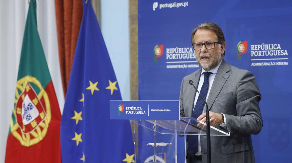 O ministro da Administração Interna, Luís Neves, intervém durante a cerimónia de assinatura de um memorando de entendimento entre a ANSR, a GNR e a PSP, no Salão Nobre do Ministério das Finanças, em Lisboa, 15 de abril de 2026. ANTÓNIO PEDRO SANTOS/LUSA