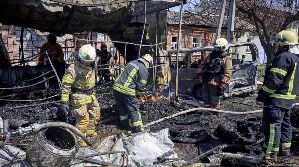epa12939240 Ukrainian rescuers work at the site of a Russian strike on a residential area in Kharkiv, Ukraine, 07 May 2026, amid the ongoing Russian invasion. At least seven people were injured, including two children, as Russia attacked a residential area of Kharkiv, according to the State Emergency Service report.  EPA/SERGEY KOZLOV