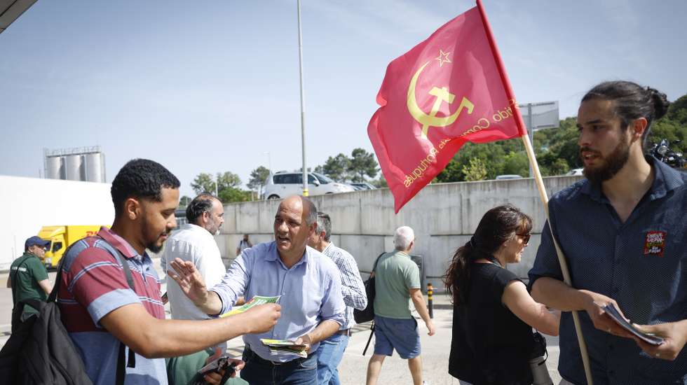 O secretário-geral do Partido Comunista Português (PCP), Paulo Raimundo (C), durante um contacto com os trabalhadores da empresa Hanon, no Parque Industrial das Carrascas, em Palmela, 22 de maio de 2026. ANTÓNIO PEDRO SANTOS/LUSA