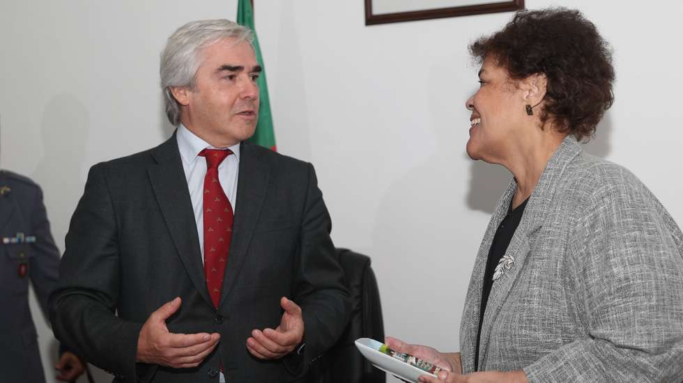 O ministro da Defesa Nacional de Portugal, Nuno Melo (E), conversa com a ministra dos Combatentes de Moçambique, Nyeleti Mondlane (D), após a assinatura de um memorando de entendimento para apoio à recuperação, digitalização, conservação, valorização e estudo do património arquivístico militar, em Maputo, Moçambique, 14 de setembro de 2026. LINA CEBOLA/LUSA