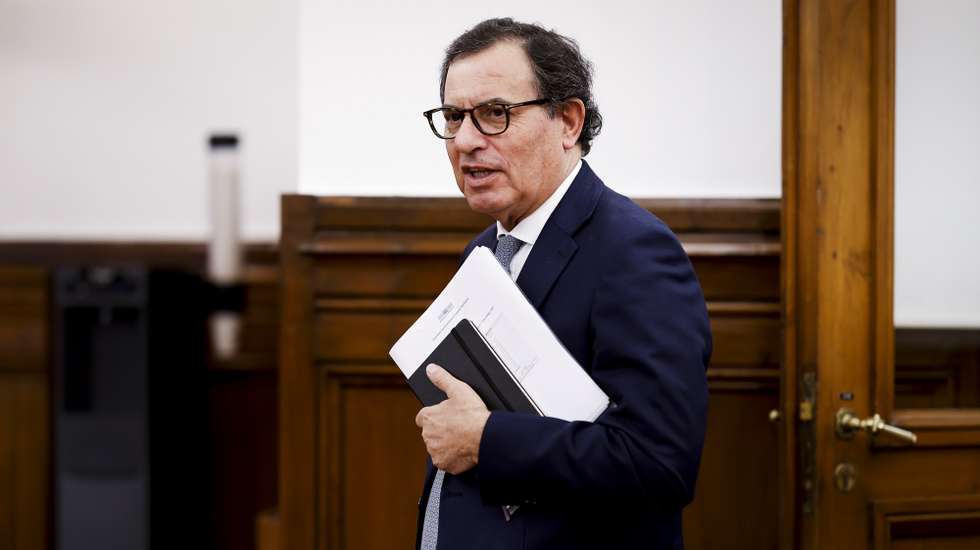 O ministro da Economia e Coesão Territorial, Manuel Castro Almeida, à chegada para a sua audição perante a Comissão de Economia e Coesão Territorial, na Assembleia da República, em Lisboa, 23 de setembro de 2026. FILIPE AMORIM/LUSA