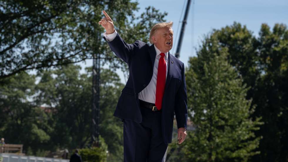 epa13275373 US President Donald Trump gestures to members of the media on the South Lawn of the White House before boarding Marine One in Washington, DC, USA, 01 October 2026. The president spoke about the ongoing war with Iran and the 2028 presidential elections.  EPA/AARON SCHWARTZ / POOL