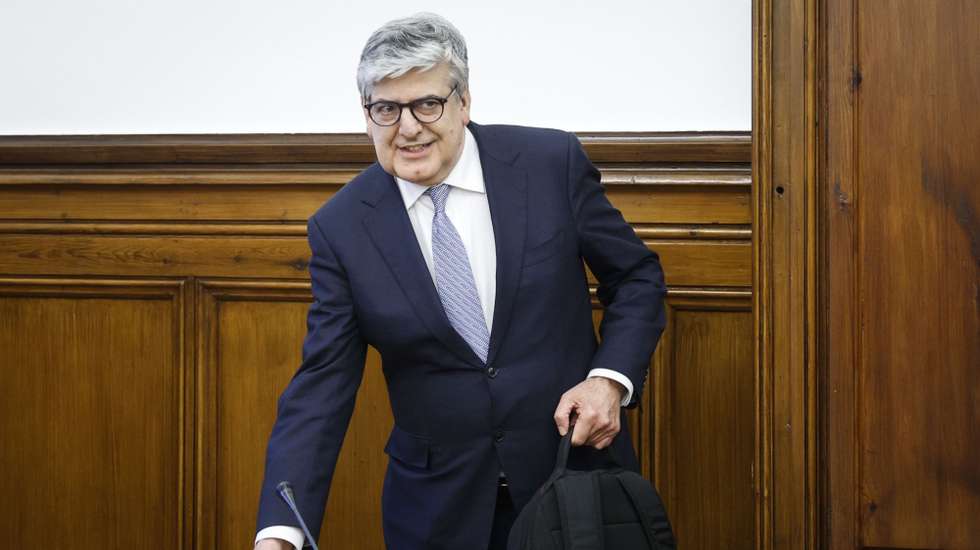 O presidente do Fundo de Resolução, Luís Máximo dos Santos, à chegada para a sua audição na Comissão de Orçamento, Finanças e Administração Pública, na Assembleia da República, em Lisboa, 11 de fevereiro de 2025. ANTÓNIO PEDRO SANTOS/LUSA