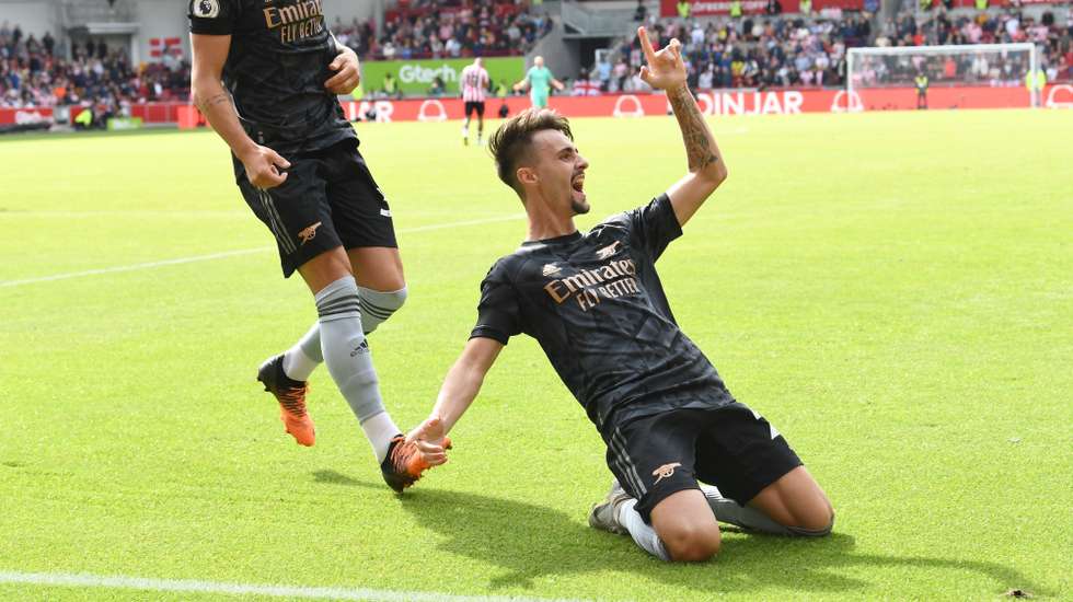 Fábio Vieira teve a melhor estreia possível como titular no regresso às vitórias do Arsenal para voltar à liderança da Premier League