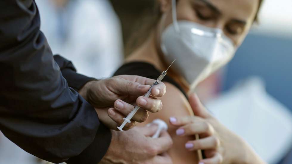 epa09177136 A women is vaccinated with the first dose of the Pfizer-Biontech vaccine against Covid-19 in Rio de Janeiro, Brazil, 04 May 2021. Brazil's Health Ministry received the first one million doses of the Pfizer-Biontech vaccine that have been distributed amongst the main cities in the country.  EPA/Andre Coelho