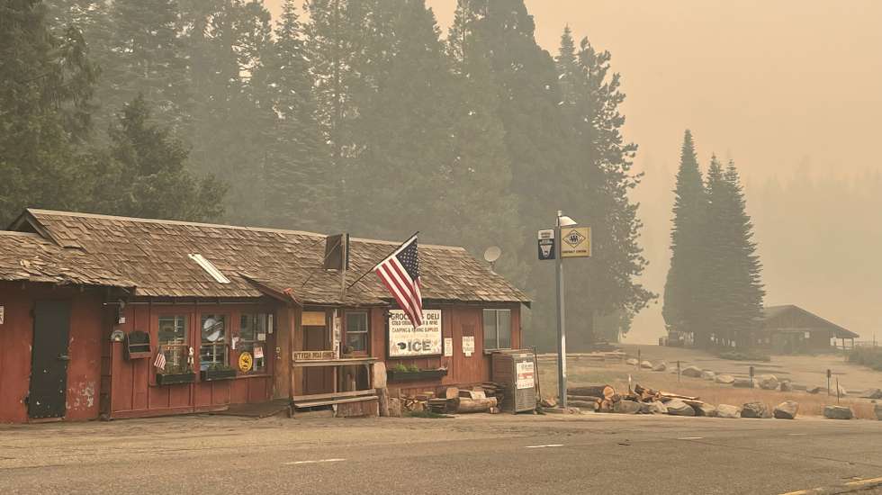 epa10066015 A handout photo made available by the National Park Service shows smoky conditions at grocery store and deli at Yosemite National Park in California, USA, 10 July 2022 (issued 12 July 2022). The Washburn Fire is currently at 25 percent containment and is burning in a remote area away from famous giants sequoias of Yosemite National Park’s Mariposa Grove.  EPA/NATIONAL PARK SERVICE / HANDOUT  HANDOUT EDITORIAL USE ONLY/NO SALES