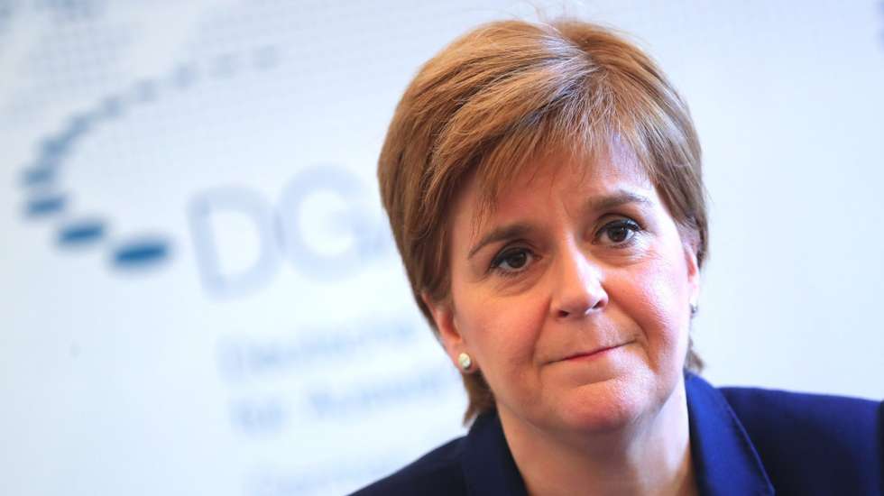Nicola Sturgeon entregou a primeira lista oficial de documentos necessária para dar início a um novo referendo, prometendo que tal irá realizar-se até ao final de 2023