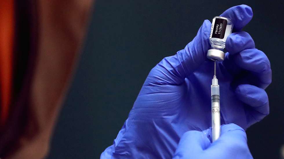 epa09674039 A health worker prepares to administer a dose of Covid-19 vaccine during a mass vaccination drive at a shopping center in Sarajevo, Bosnia and Herzegovina, 08 January 2022.  EPA/FEHIM DEMIR