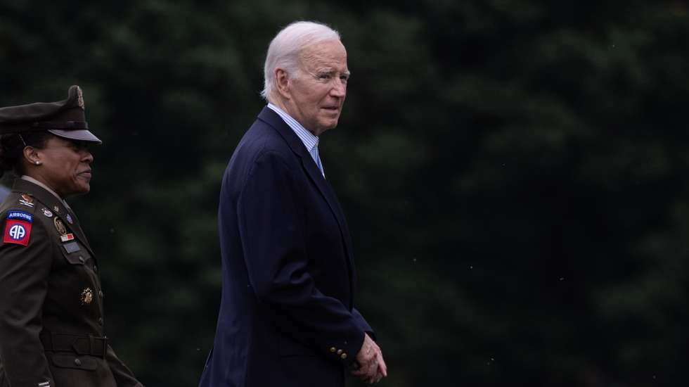 epa10720073 US President Joe Biden walks over to board Marine One en route to Camp David, at Fort Lesley J. McNair in Washington, DC, USA, 30 June 2023. President Biden will spend the weekend at Camp David and return to the White House on 04 July, Independence Day.  EPA/MICHAEL REYNOLDS / POOL