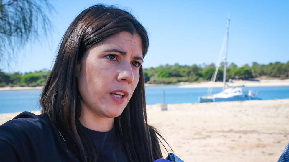 A coordenadora do Bloco de Esquerda (BE), Mariana Mortágua, fala à comunicação social, em Troia, durante um périplo por áreas sob ameaça de instalação de resorts. Troia, 23 de setembro de 2023. RUI MINDERICO/LUSA