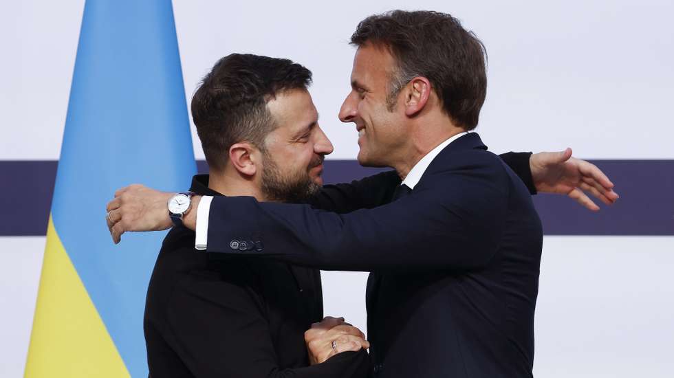 epa11396344 French President Emmanuel Macron (R) greets Ukrainian President Volodymyr Zelensky (L) during a joint press conference at the Elysee Palace in Paris, France, 07 June 2024. Zelensky arrived in France on 06 June to attend commemorations of the 80th anniversary of D-Day in Normandy.  EPA/YOAN VALAT / POOL