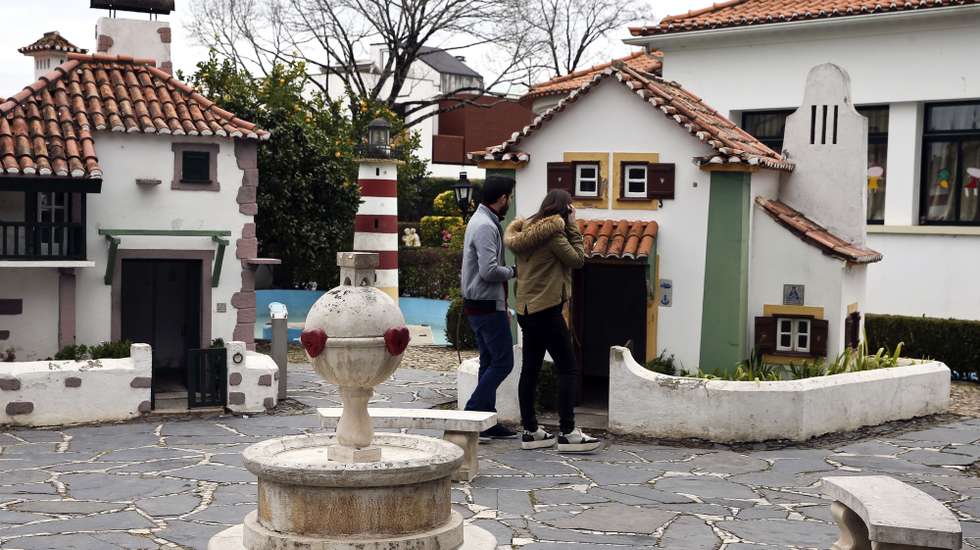 Visitantes no Portugal dos Pequenitos, que se encontra a comemorar 75 anos e continua a levar as crianças para dentro de monumentos históricos feitos à sua medida, Coimbra, 24 de fevereiro de 2015. Para assinalar os 75 anos da inauguração do Portugal dos Pequenitos, a Fundação Bissaya Barreto (FBB), entidade que gere o espaço, pretende avançar, entre 2015 e 2016, com a construção de "novos monumentos representativos do Portugal contemporâneo", de forma a "não deixar o parque parado no tempo. (ACOMPANHA TEXTO) PAULO NOVAIS/LUSA