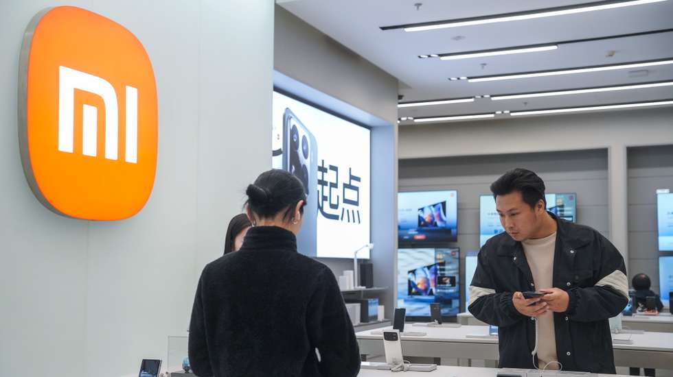 epa11691771 People check the latest models of Xiaomi 15 smartphones at a Xiaomi store in Beijing, China, 30 October 2024. Xiaomi released its new mobile phone products '15' and '15 Pro' on 29 October.  EPA/WU HAO