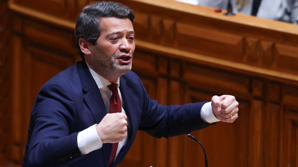 O deputado do Chega, André Ventura, usa da palavra durante o debate quinzenal com o primeiro-ministro, na Assembleia da República, em Lisboa, 15 de janeiro de 2025. TIAGO PETINGA/LUSA