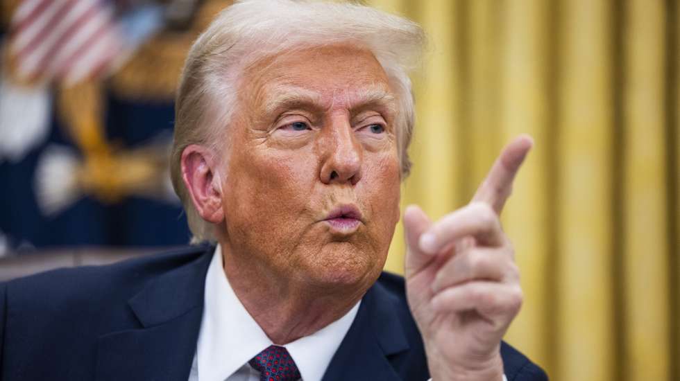 epa11840854 US President Donald Trump signs numerous executive orders, including pardons for defendants from the January 6th riots and a delay on the TikTok ban, on the first day of his presidency in the Oval Office of the White House in Washington, DC, USA, 20 January 2025. Trump, who defeated Kamala Harris to become the 47th president of the United States, was sworn in earlier in the day, though the planned outdoor ceremonies and events were cancelled due to extremely cold temperatures.  EPA/JIM LO SCALZO / POOL