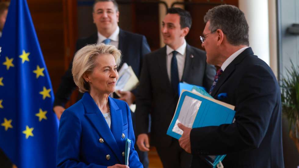 epa12019617 European Commission President Ursula von der Leyen (L) speaks with European Commissioner for Trade and Economic Security; Interinstitutional Relations and Transparency, Maros Sefcovic (R), at the start of the European Commission weekly college meeting in Brussels, Belgium, 09 April 2025.  EPA/OLIVIER HOSLET