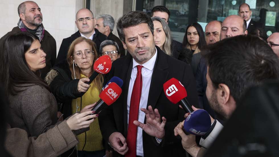 O presidente e candidato à presidência da República, André Ventura, fala aos jornalistas no final da sua audiência no Tribunal onde prossegue julgamento da ação interposta contra os cartazes o presidenciais sobre a comunidade cigana, no Palácio da Justiça, em Lisboa, 18 de dezembro de 2025. Em causa está a decisão do juiz sobre a retirada ou não dos cartazes, que dizem "Os ciganos têm de cumprir a lei". Os visados exigem que André Ventura seja obrigado a pagar uma multa de 5 mil euros por cada dia de atraso ou por cartazes que venham a ser colocados com um conteúdo idêntico. JOÃO RELVAS/LUSA