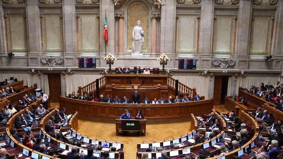 O primeiro-ministro, Luís Montenegro, intervém na sessão plenária na Assembleia da República, em Lisboa, 15 de abril de 2026. ANTÓNIO COTRIM/LUSA