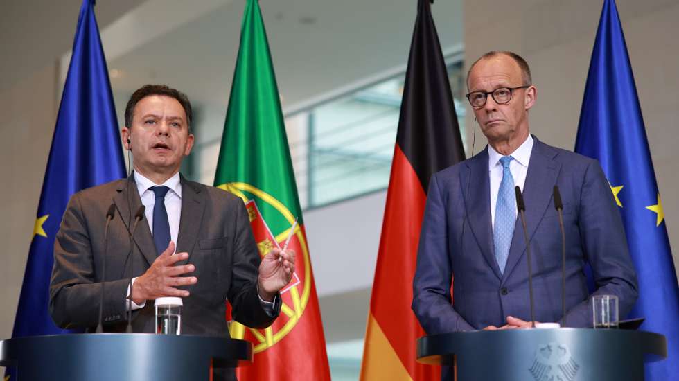 epa12934486 Portuguese Prime Minister Luis Montenegro (L) gestures next to German Chancellor Friedrich Merz during a joint press conference at the Chancellery in Berlin, Germany, 05 May 2026. Chancellor Merz and Prime Minister Montenegro met for bilateral talks.  EPA/CLEMENS BILAN