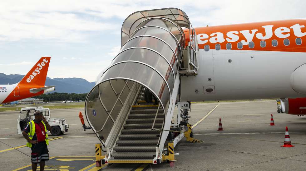 epa13105267 An Airbus A320 commercial airplane of EasyJet is seen after landing at Geneva Airport, Switzerland, 11 July 2026. A bidding war for Europe's low-cost carrier, easyJet, has been ongoing between US-based investment firms Castlelake and Apollo Global Management, with the latter having proposed the better offer.  EPA/ALESSANDRO DELLA VALLE