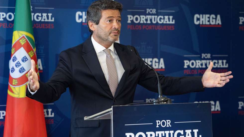 O  presidente do Chega, André Ventura, fala aos jornalistas, após a formalização da Comissão Parlamentar de Inquérito aos mandatos de Luís Neves enquanto Diretor Nacional da Polícia Judiciária, em  Lisboal, 29 de julho de 2026. ANTÓNIO COTRIM/LUSA